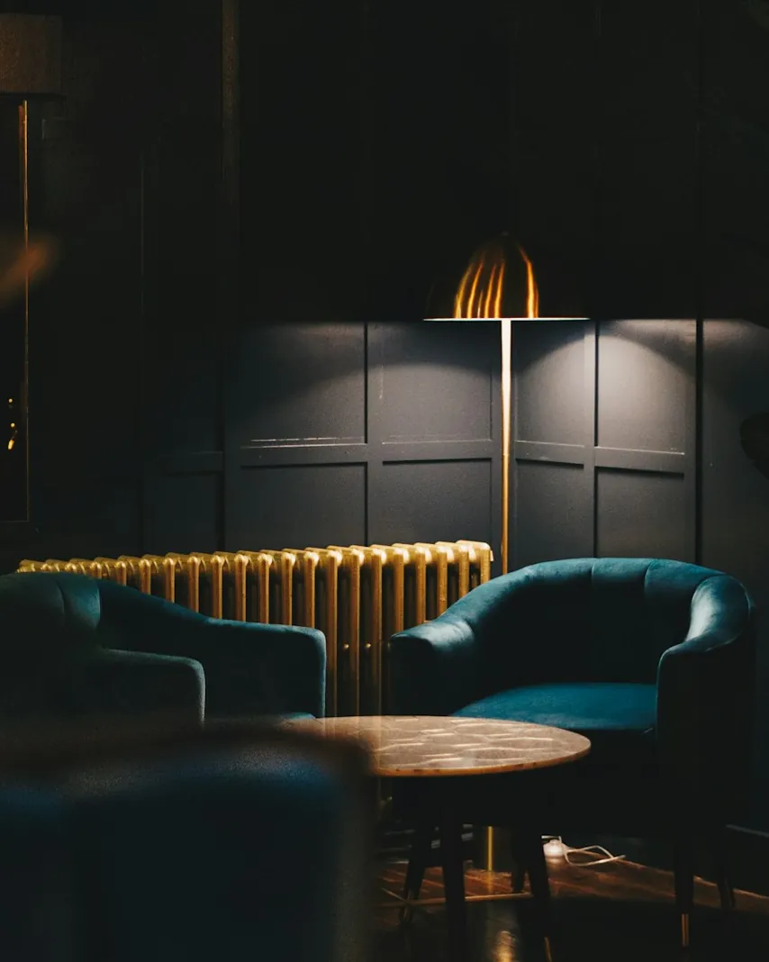 Die Lounge mit warmem Licht