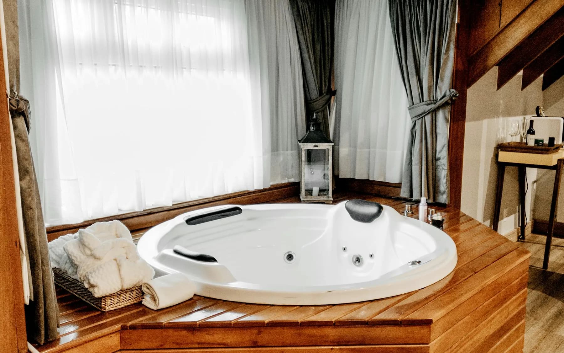 Privater Whirlpool auf Holzpodest