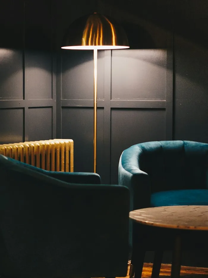 Sessel in der dunklen Lounge